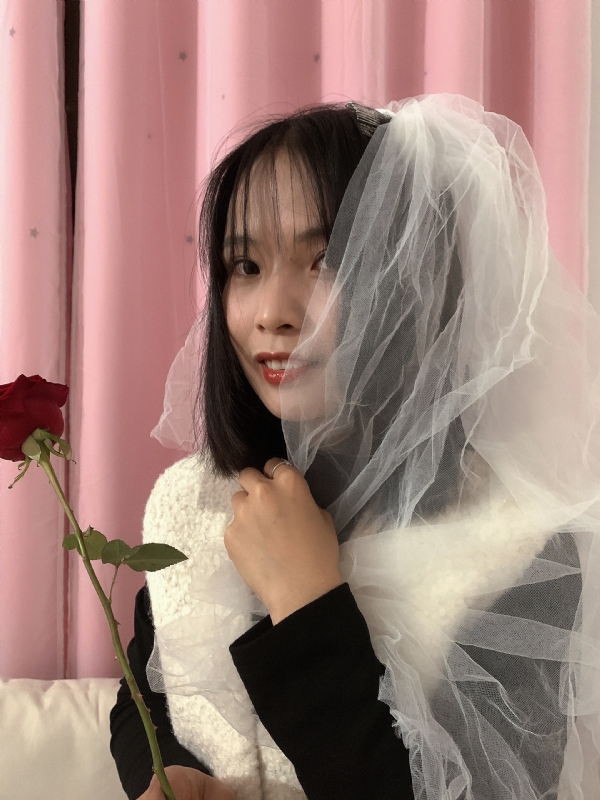 持紫菜包饭的女孩的第一张照片--龙海相亲网